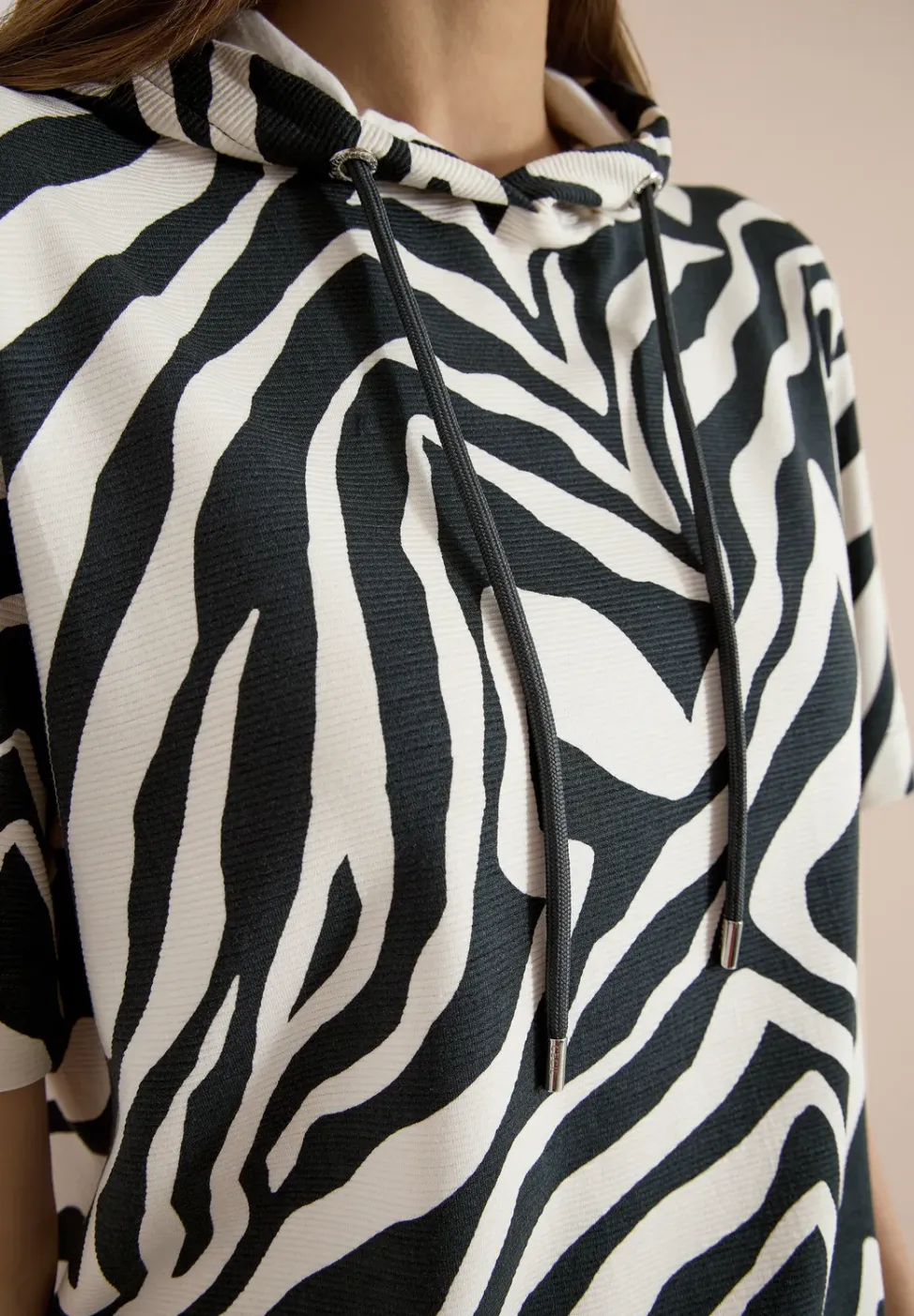 Shirt met korte mouwen, capuchon en structuur