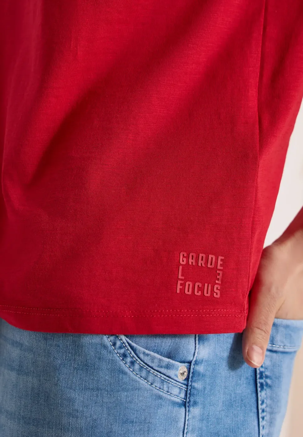 Shirt met korte mouwen en gespleten hals