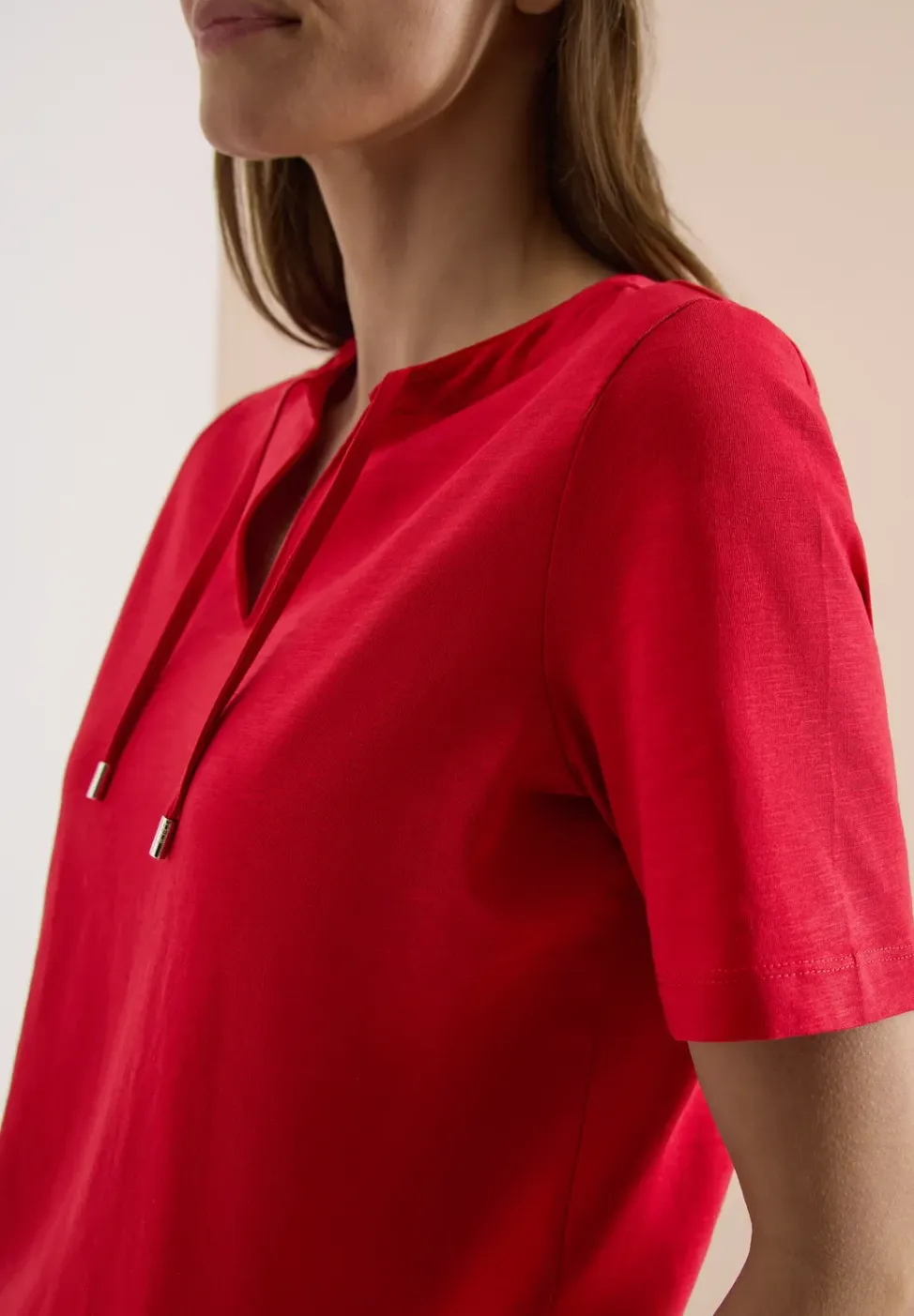 Shirt met korte mouwen en gespleten hals