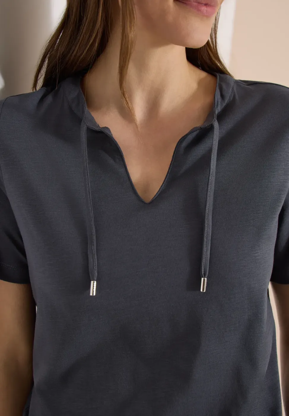 Shirt met korte mouwen en gespleten hals