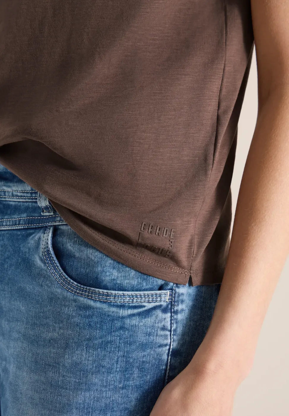 Shirt met korte mouwen en gespleten hals