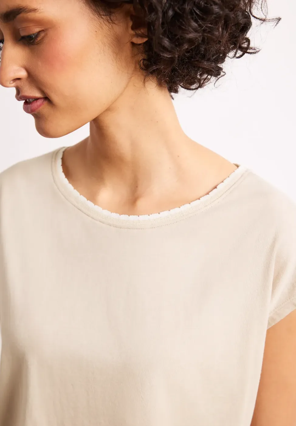 Shirt met overhangende schouder en decoratieve tape
