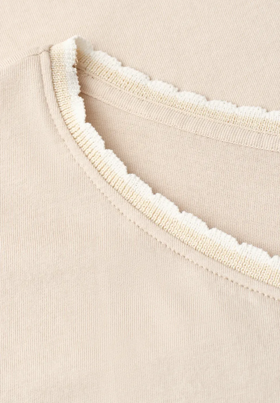 Shirt met overhangende schouder en decoratieve tape