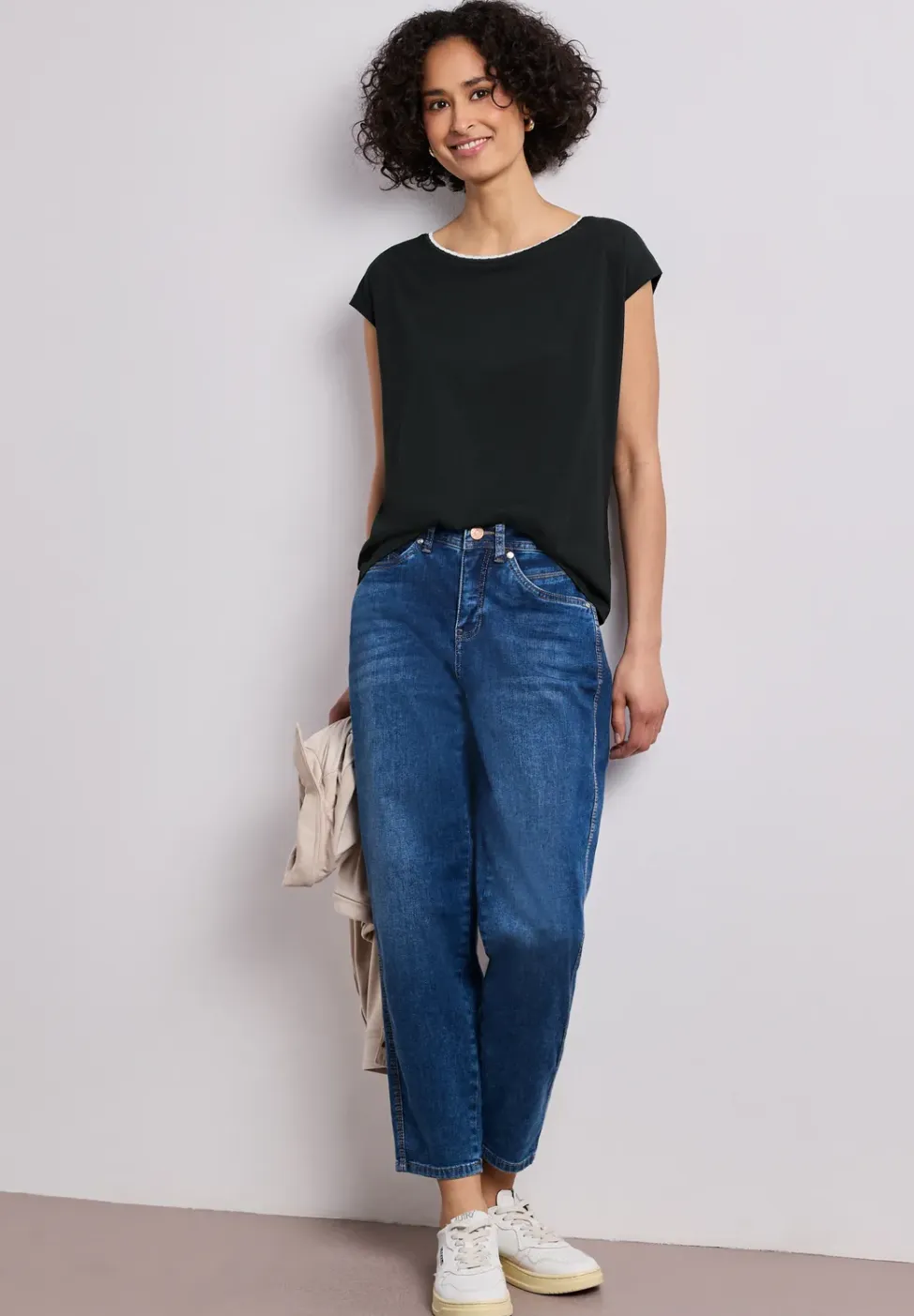 Shirt met overhangende schouder en decoratieve tape