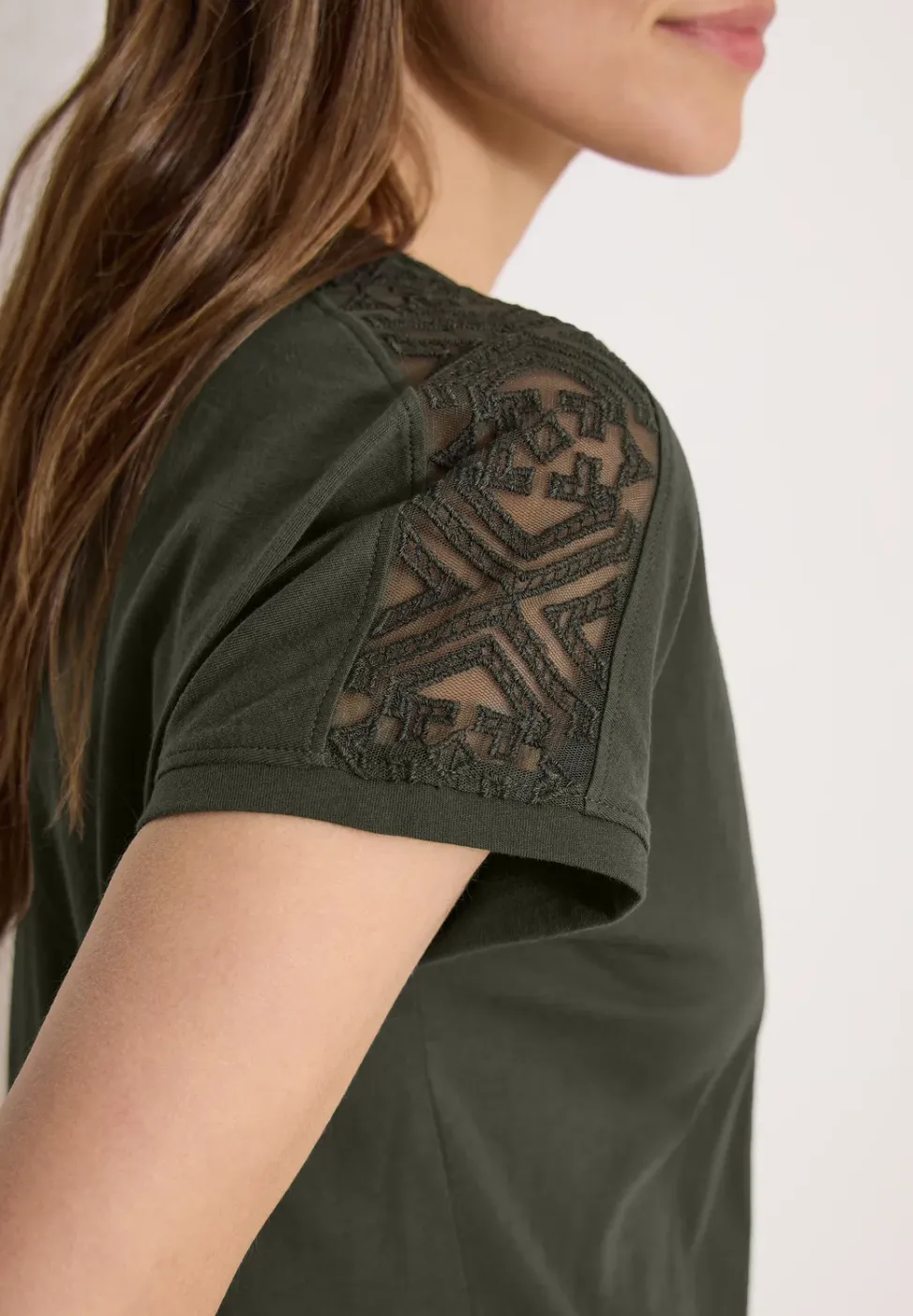 Shirt met overhangende schouders en kanten details