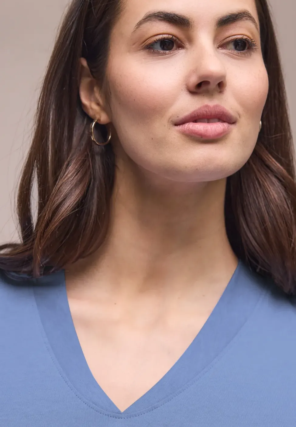 Shirt met overhangende schouders en V-hals