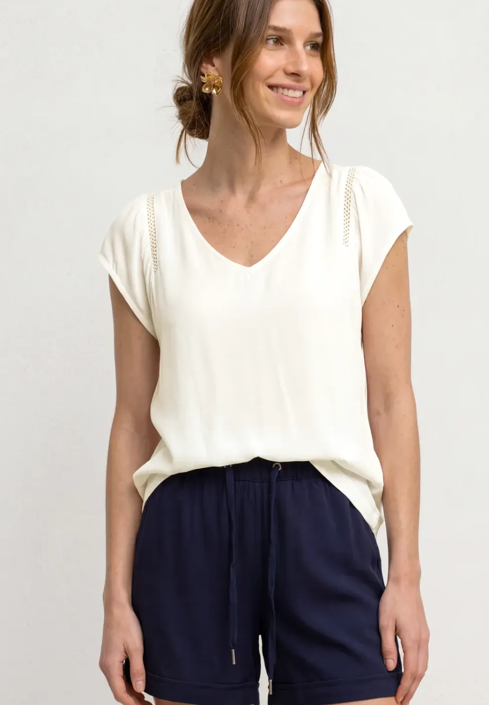 Shirt met overhangende schouders en V-hals
