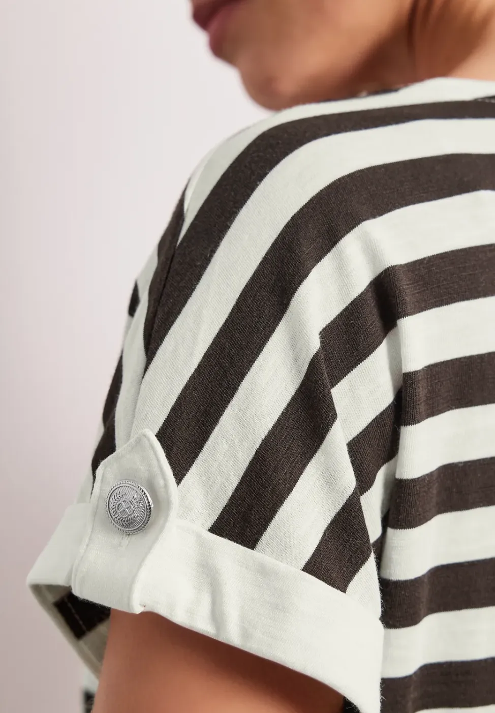 Shirt met ronde hals en knoopdetail