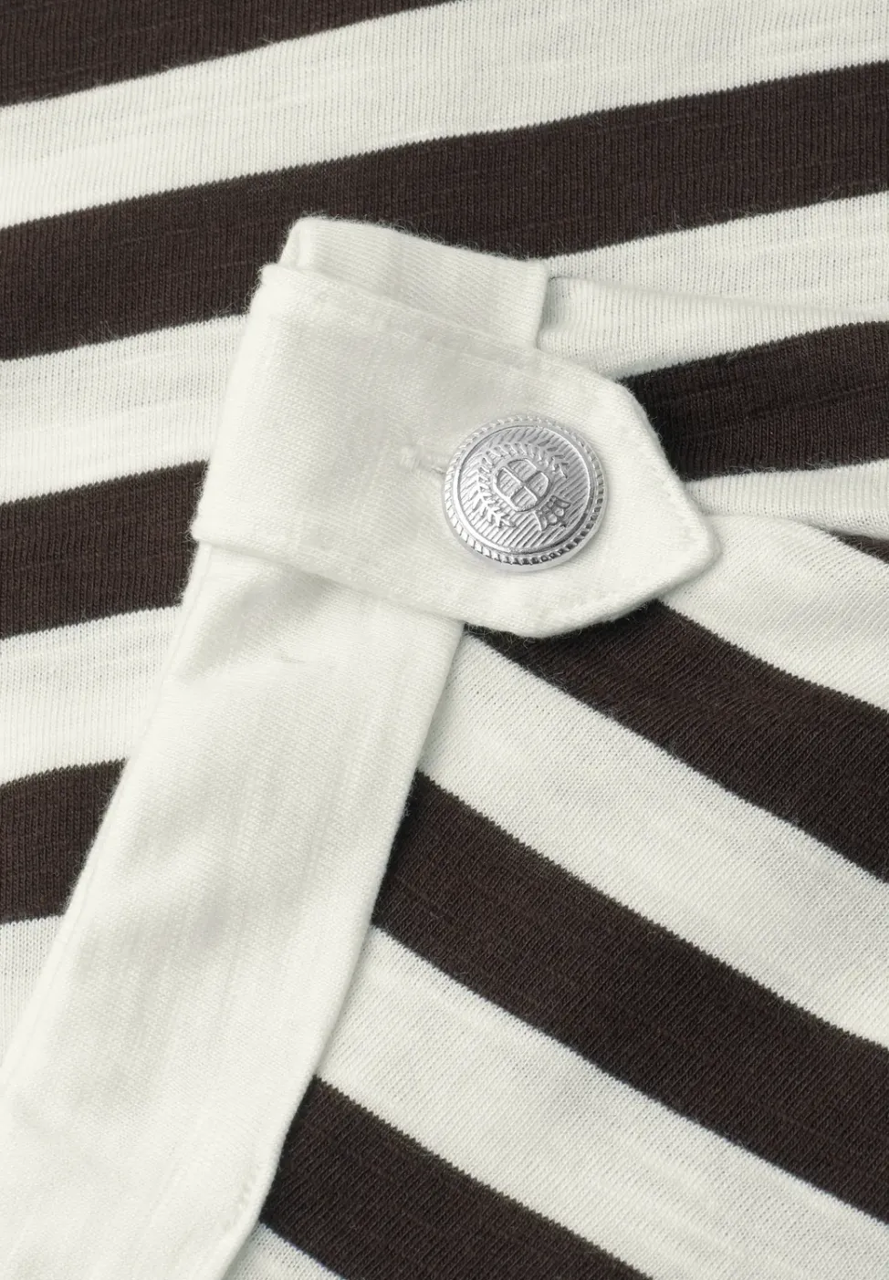 Shirt met ronde hals en knoopdetail