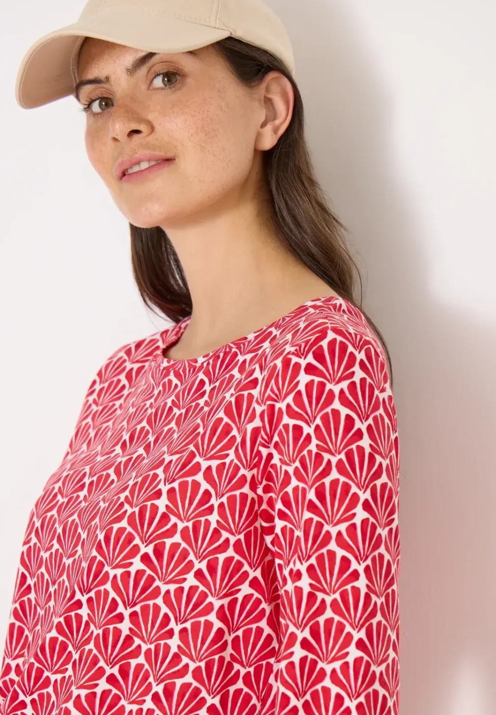 Shirt met ronde hals en schelpjesprint