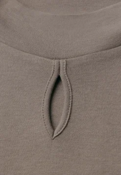 Shirt met subtiele uitsnijding