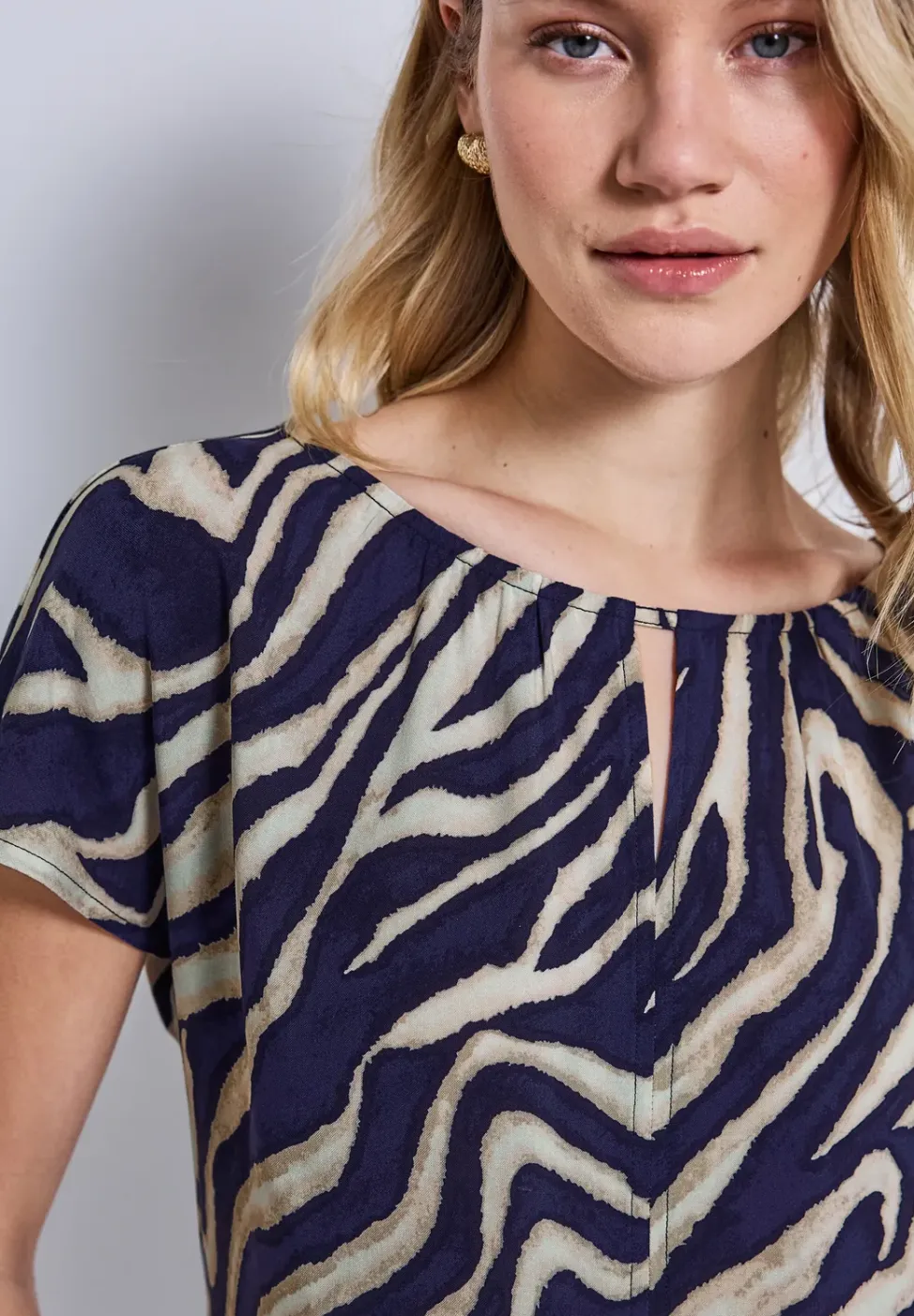 Shirt met uitsnijding