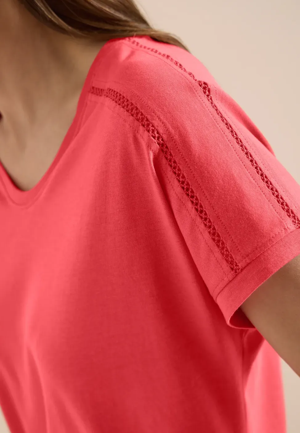 Shirt met V-hals en kanten detail