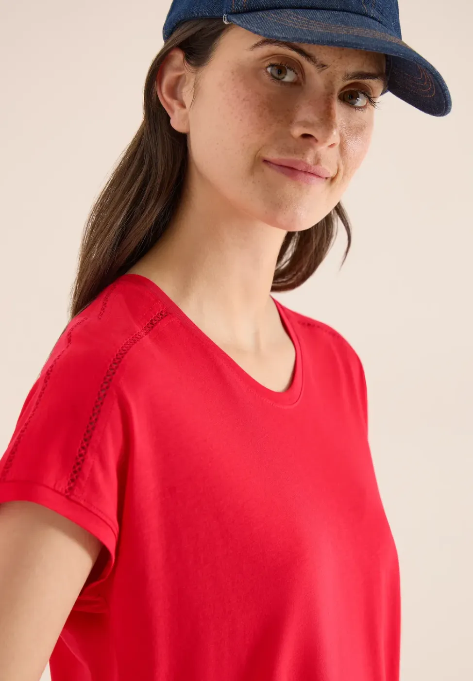 Shirt met V-hals en kanten detail