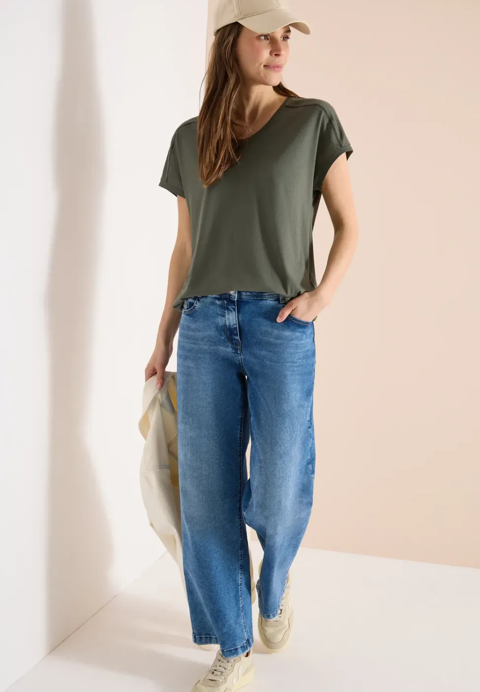 Shirt met V-hals en kanten detail