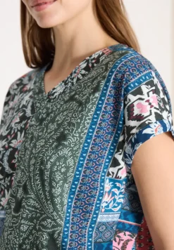Shirt met V-hals en patchworkprint