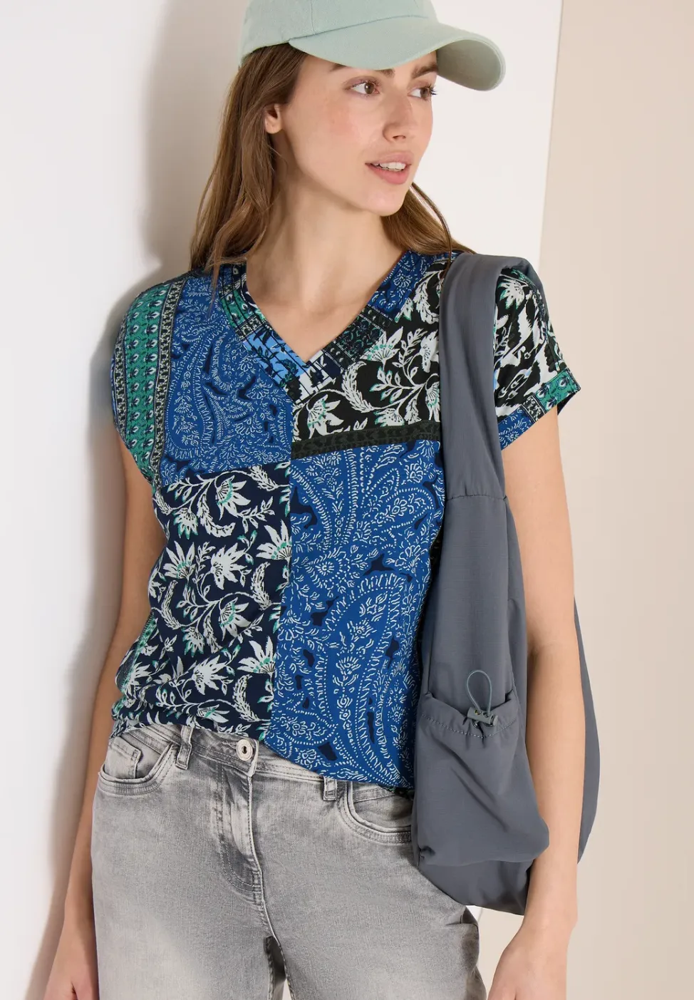 Shirt met V-hals en patchworkprint