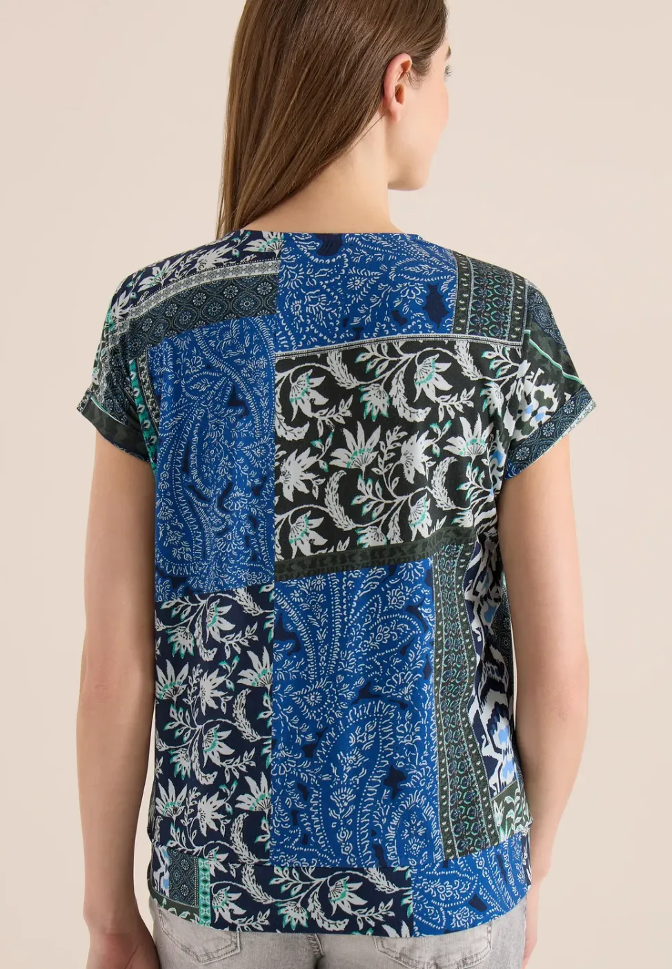 Shirt met V-hals en patchworkprint
