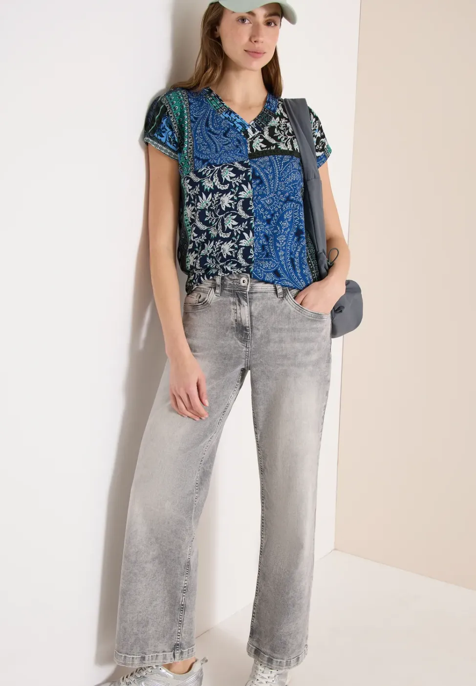 Shirt met V-hals en patchworkprint