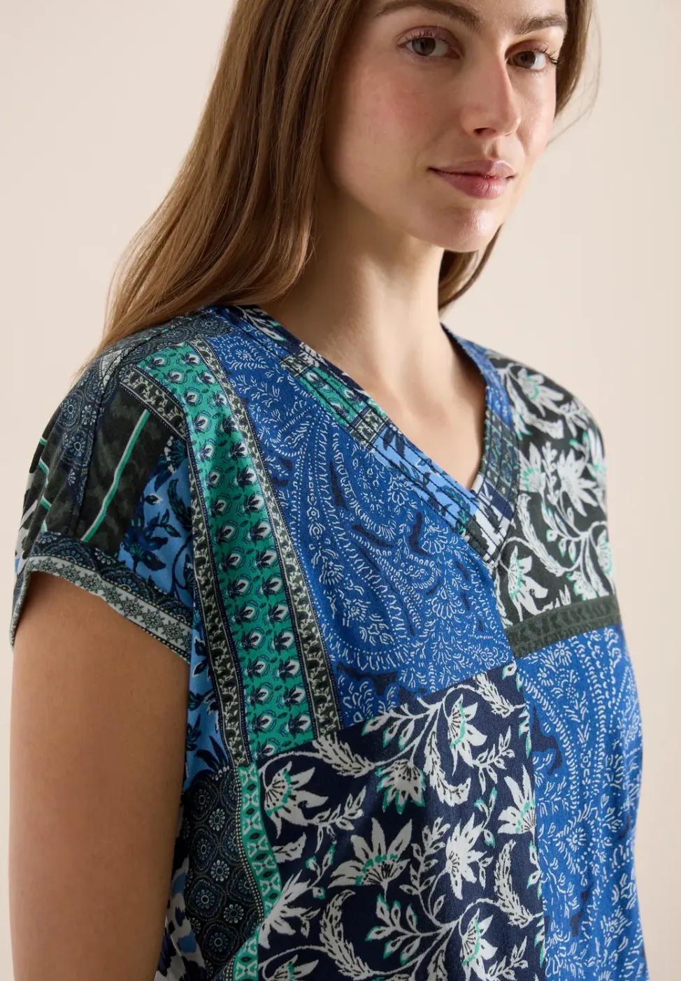Shirt met V-hals en patchworkprint