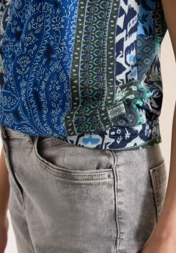Shirt met V-hals en patchworkprint