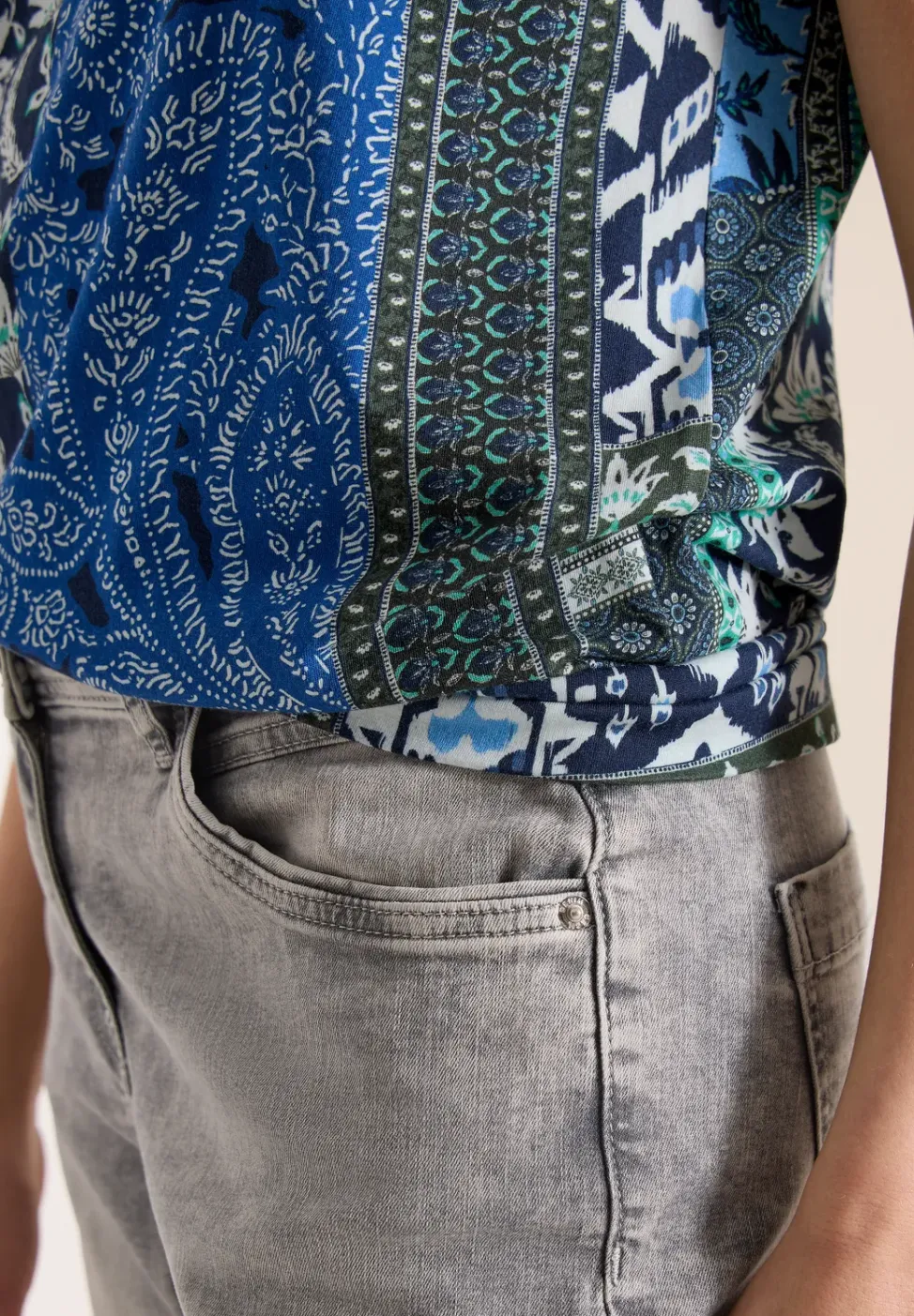 Shirt met V-hals en patchworkprint