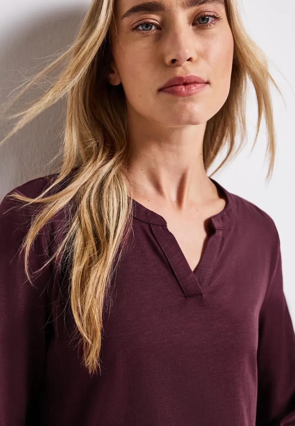 Shirt van jersey met gespleten hals