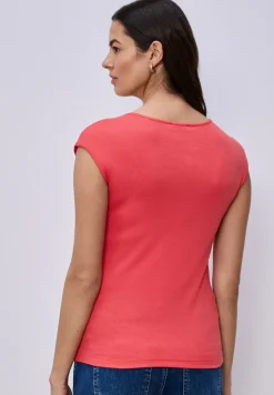 Shirt zonder mouwen met diamanten halslijn