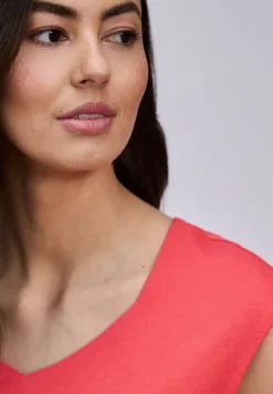 Shirt zonder mouwen met diamanten halslijn