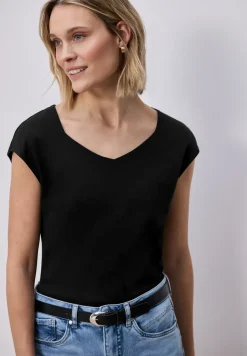 Shirt zonder mouwen met diamanten halslijn