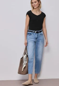 Shirt zonder mouwen met diamanten halslijn