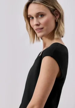 Shirt zonder mouwen met diamanten halslijn