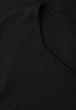 Shirt zonder mouwen met diamanten halslijn