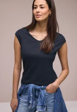 Shirt zonder mouwen met diamanten halslijn