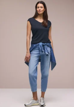 Shirt zonder mouwen met diamanten halslijn