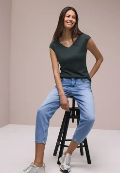 Shirt zonder mouwen met diamanten halslijn