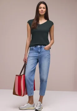 Shirt zonder mouwen met diamanten halslijn