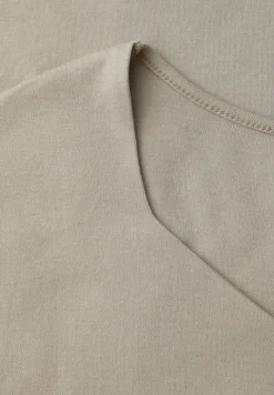Shirt zonder mouwen met diamanten halslijn