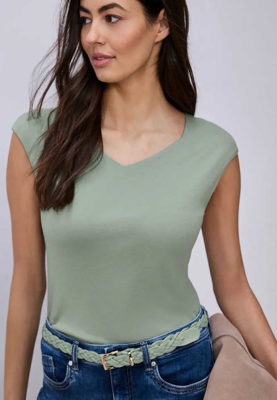 Shirt zonder mouwen met diamanten halslijn