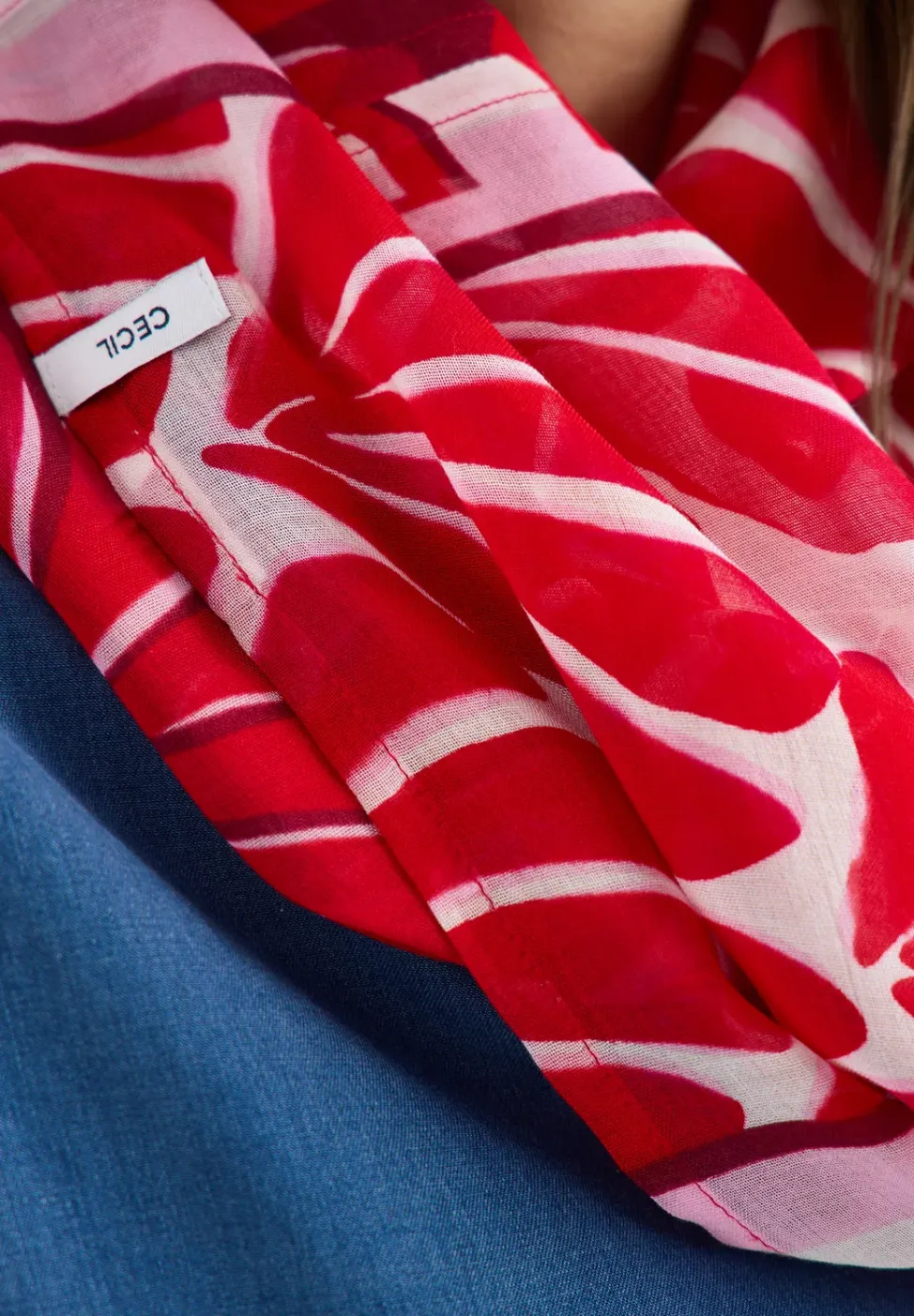 Sjaal met lus en grafisch patroon