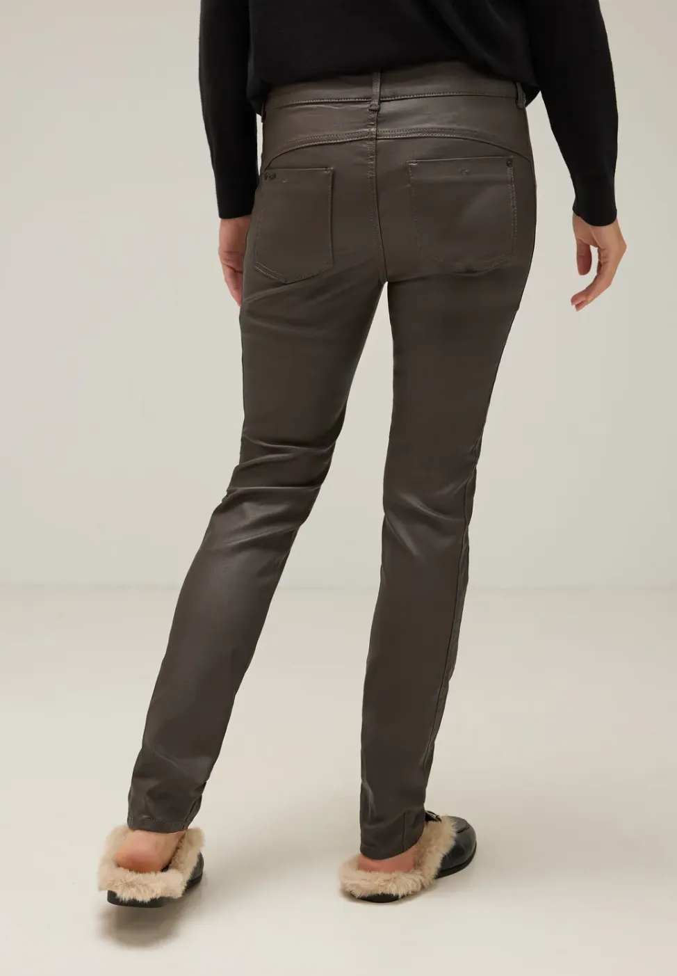 Slim fit broek met coating