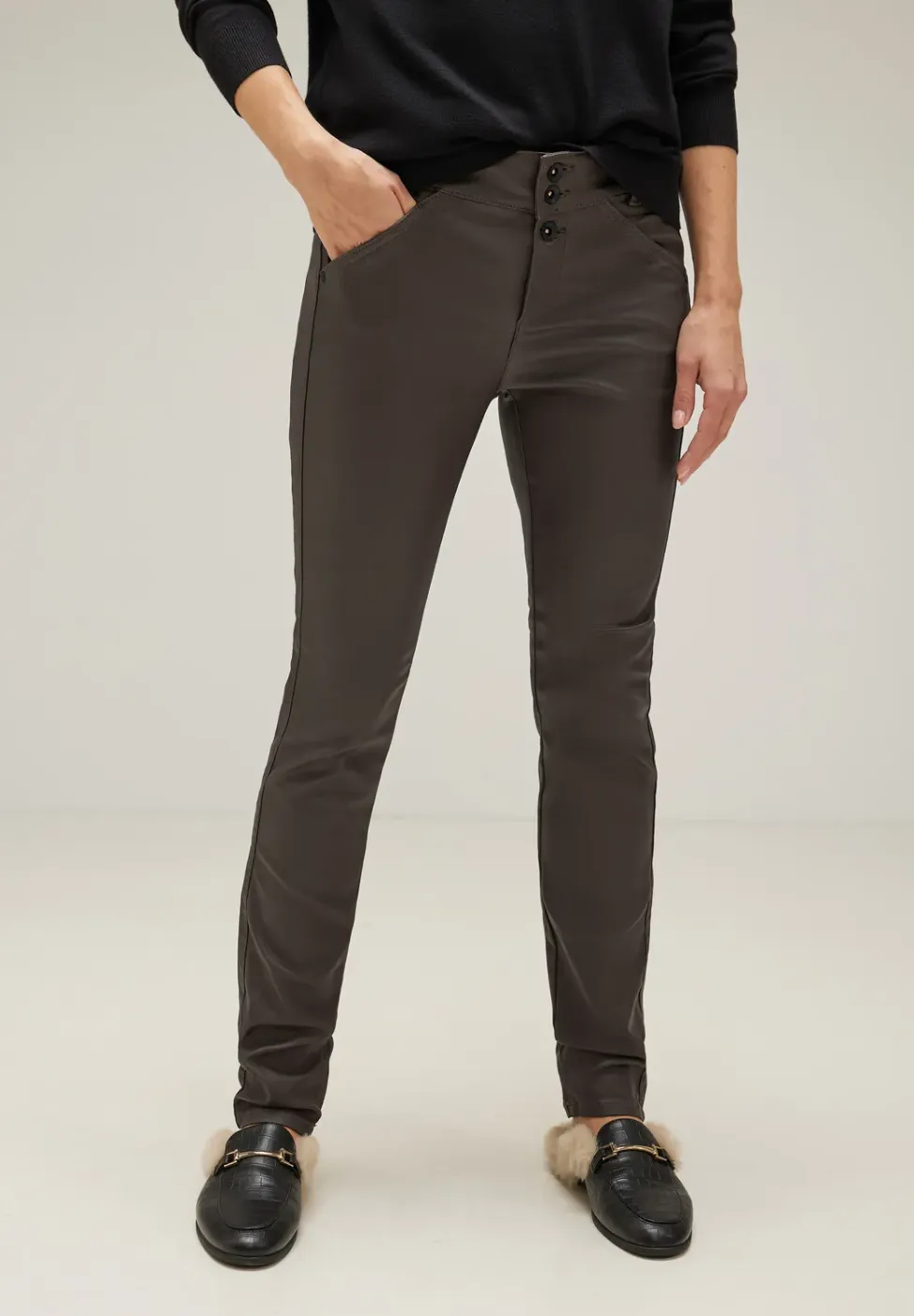 Slim fit broek met coating