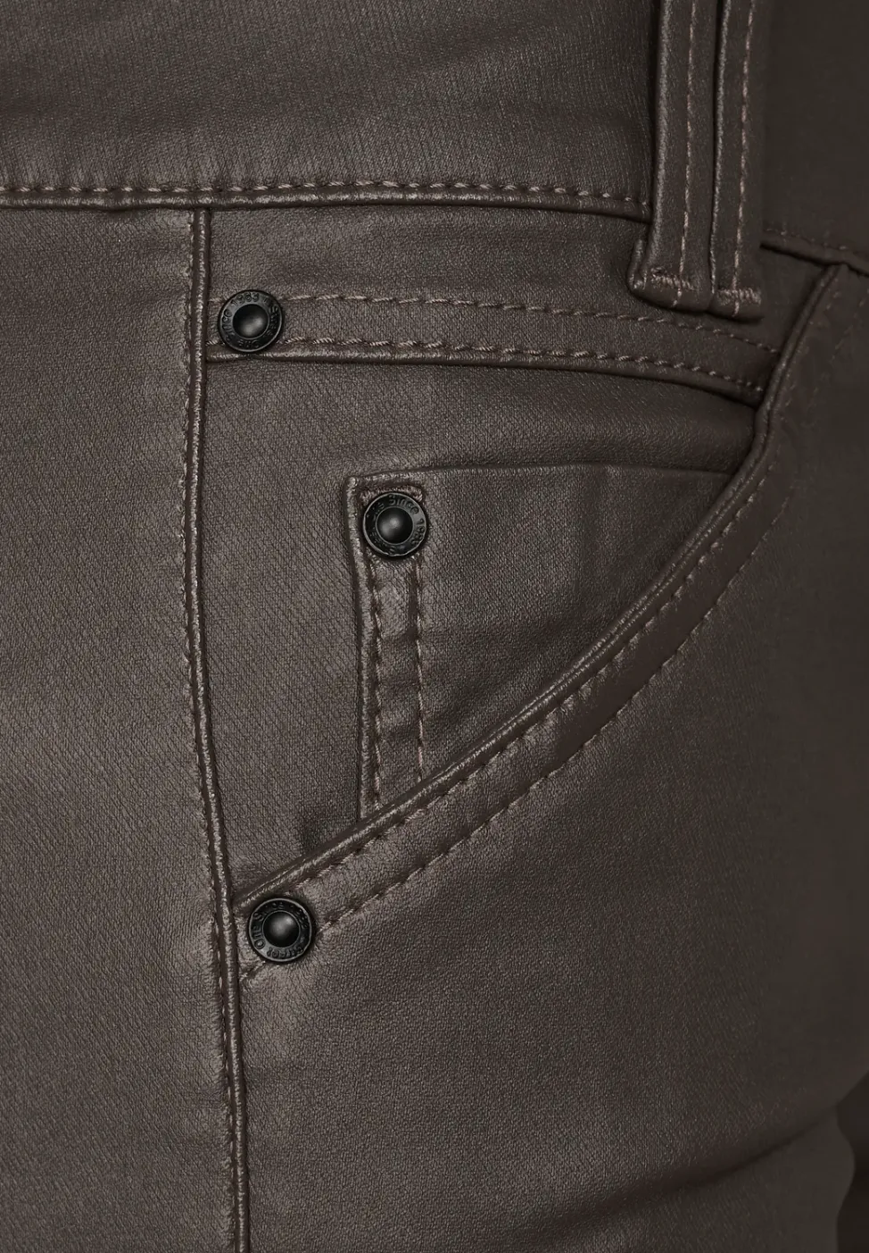 Slim fit broek met coating