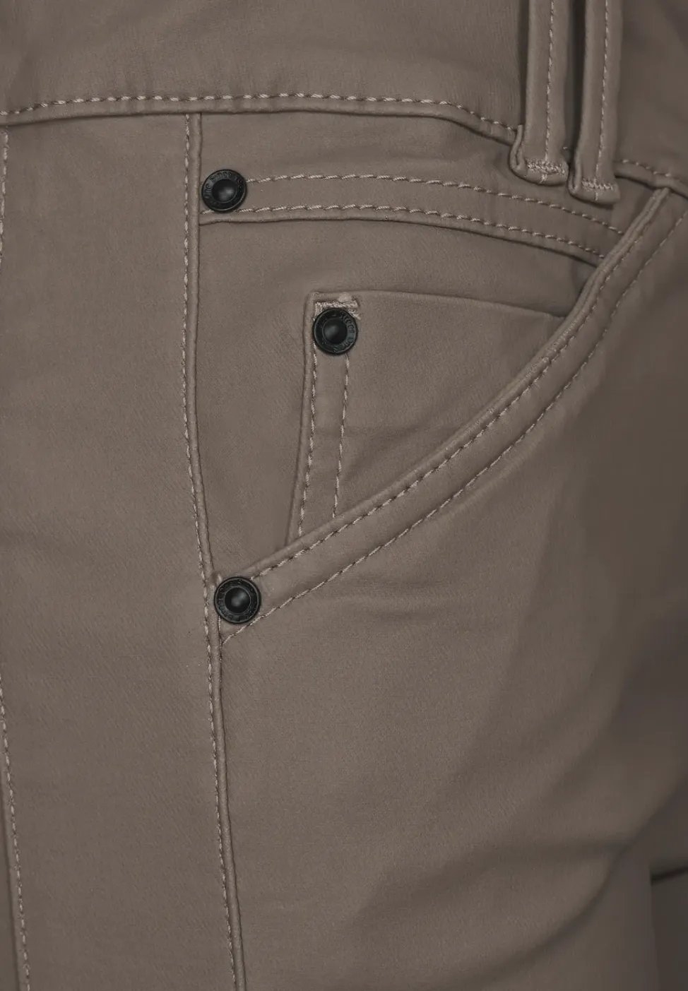 Slim fit broek met coating