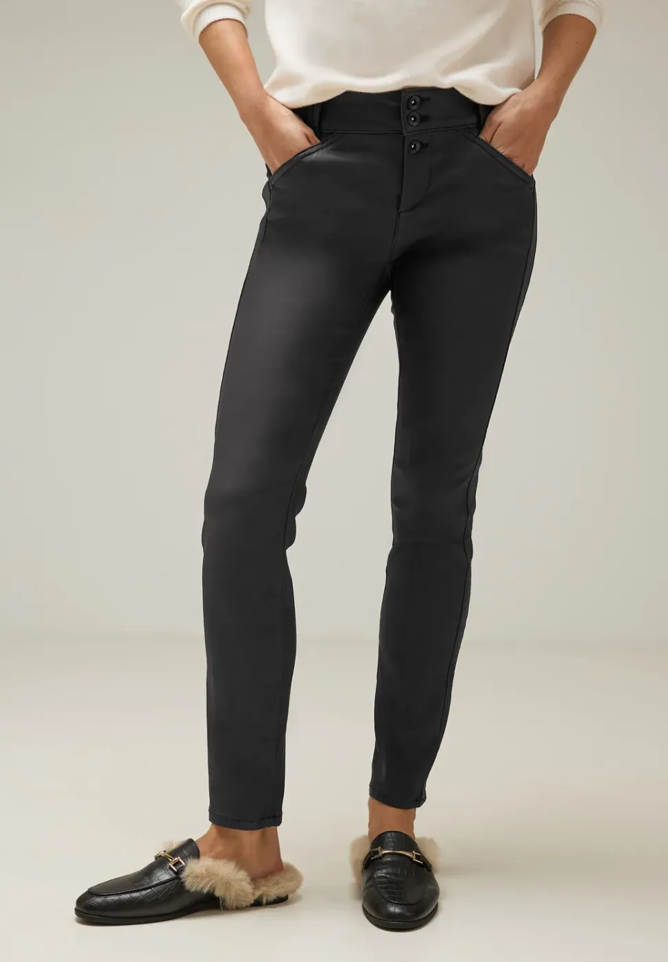 Slim fit broek met coating