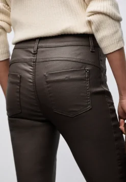 Slim Fit gecoate broek