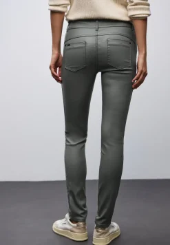 Slim Fit gecoate broek
