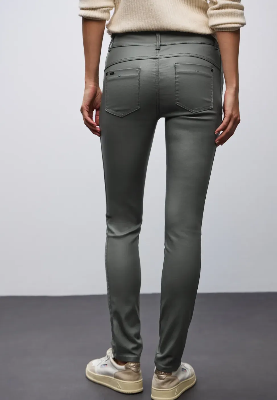 Slim Fit gecoate broek