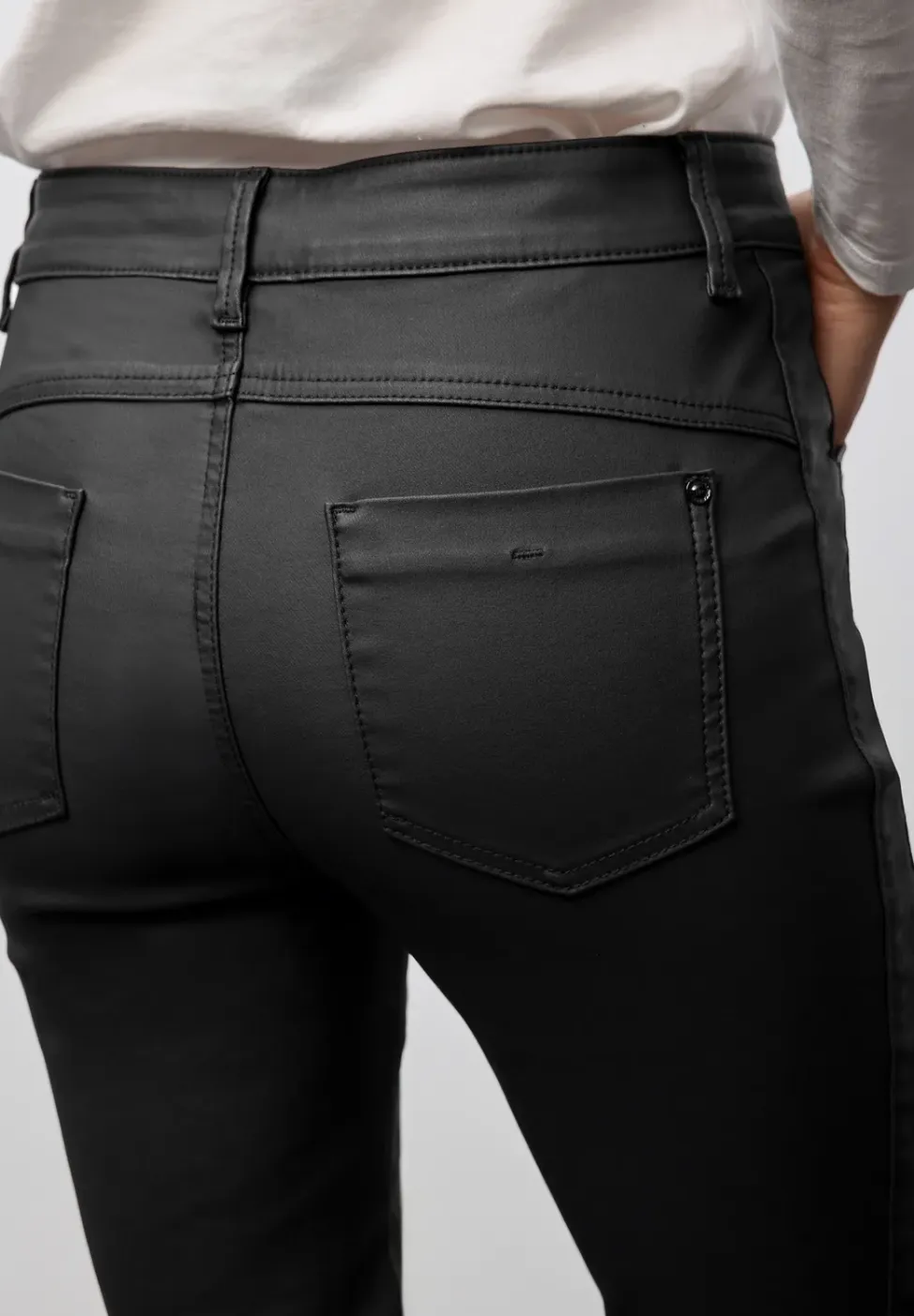 Slim Fit gecoate broek