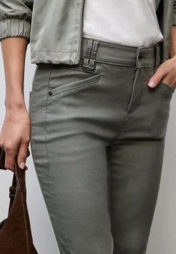 Slim Fit gecoate broek